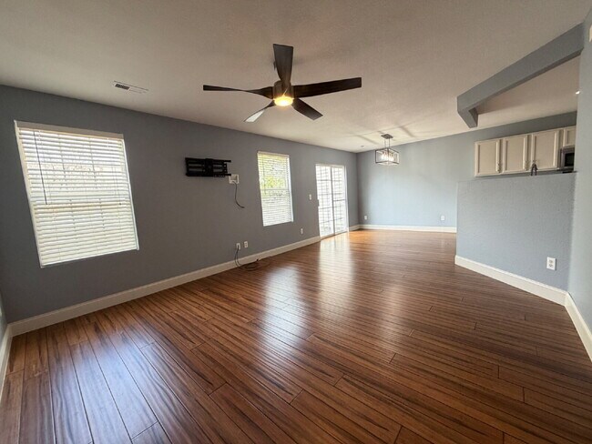 Building Photo - ~Available Now~ Beautiful Three Bedroom Home in Englewood!