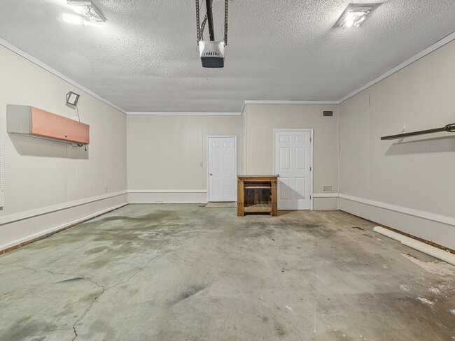 Building Photo - Cozy 3 Bedroom, 2.5 Bath Home with 2 Car G...