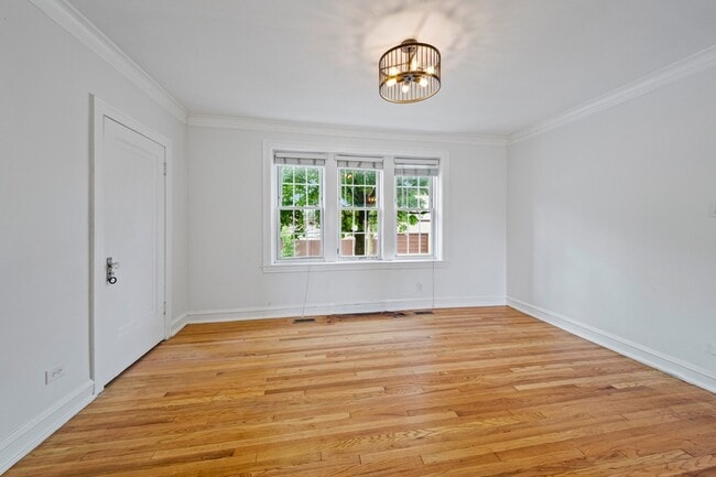 Building Photo - 3048 W Cornelia Ave