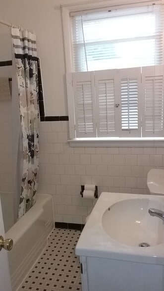 Building Photo - 855 Reverdy Rd