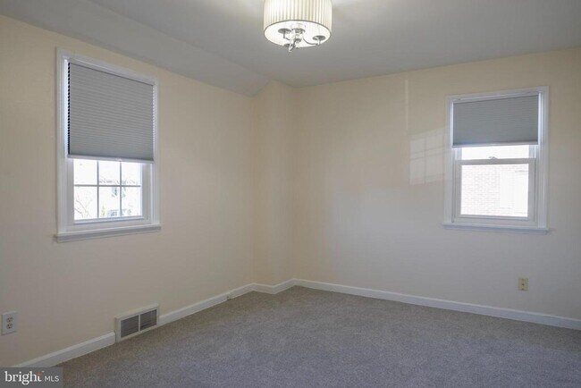 Building Photo - 224 Waverly Rd