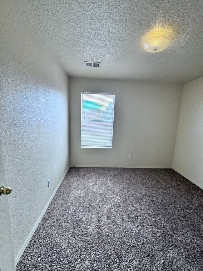 Building Photo - 760 Deerbrush Ct SW
