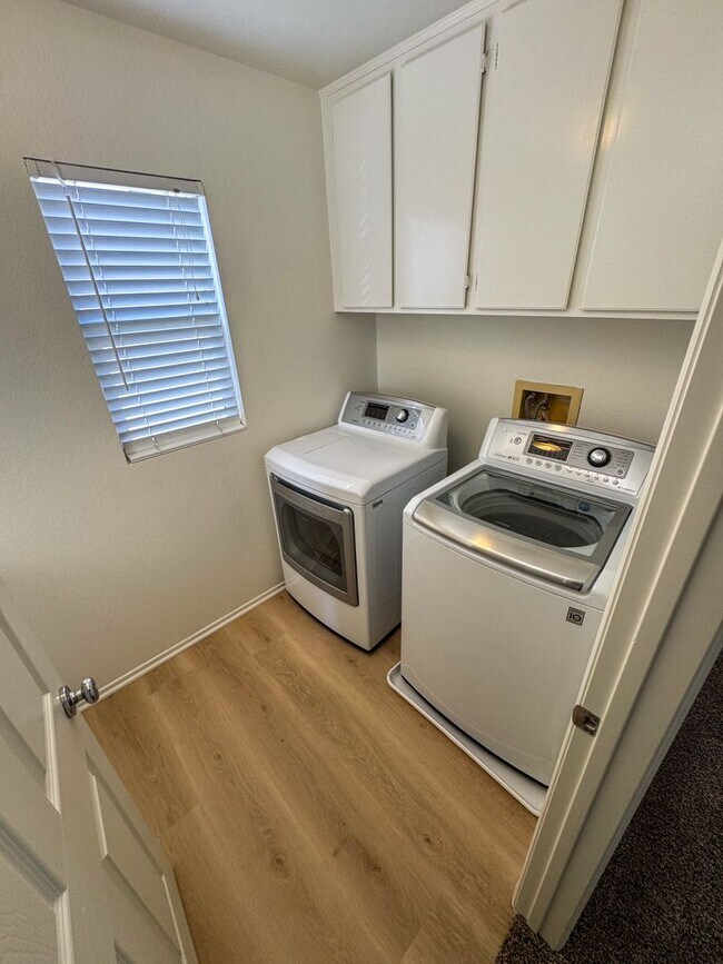 Building Photo - 4 Bedroom home available for Lease in Cent...