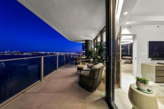 Building Photo - 700 NE 24th St