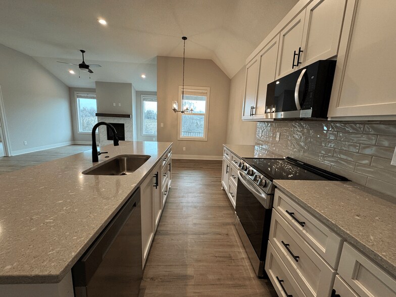 Building Photo - 1424 SW Winthrop Dr