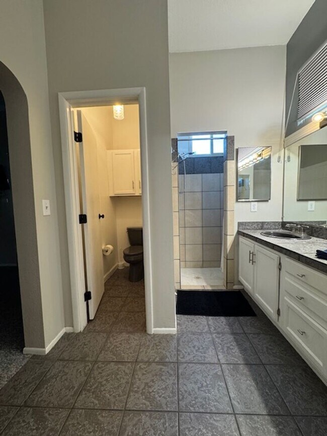 Building Photo - Northwest-3 bedroom/ 2 bathroom single family home w/ pool!