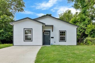 Building Photo - No carpet! Big privacy yard