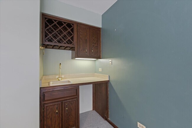 Building Photo - 1055 Knollwood Ln