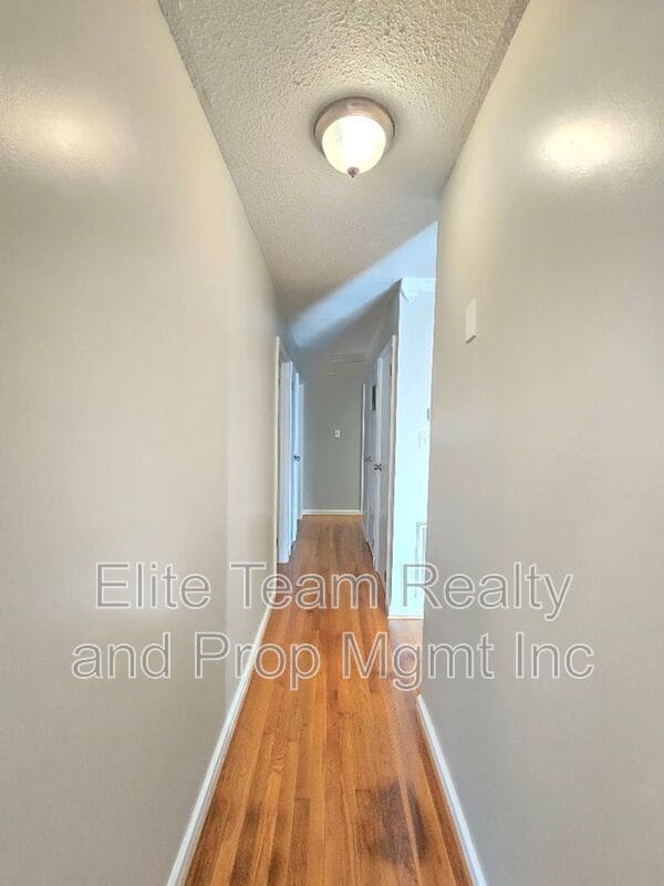 Building Photo - 910 Holly Dr