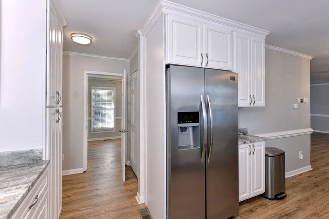 Building Photo - Updated, Spacious, Large Backyard in Newpo...