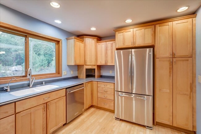 Building Photo - Parkwood Hills – Spacious 4 Bedroom, 3 Bat...