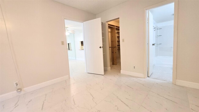 Building Photo - 8421 Lagos De Campo Blvd