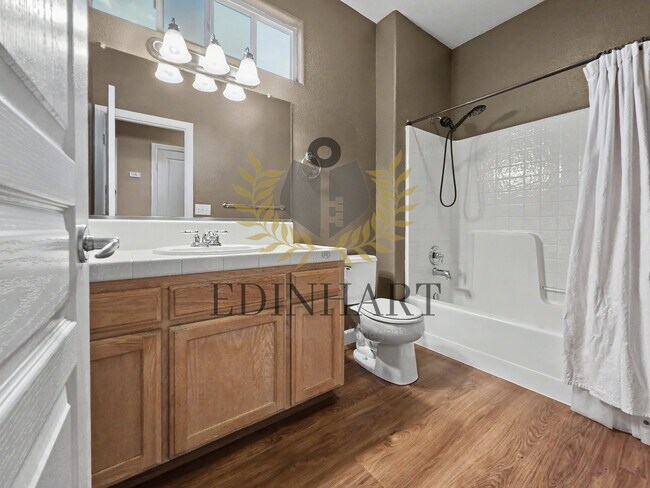 Building Photo - 818 S Apple Ave