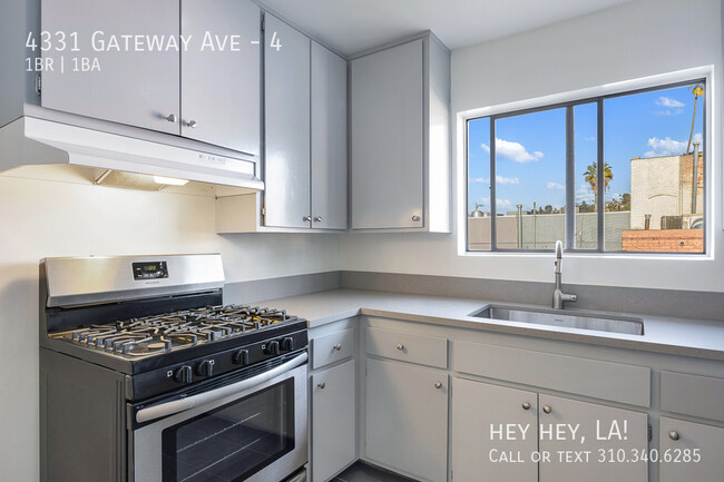 Building Photo - Silver Lake Apartment | One Bedroom | In U...