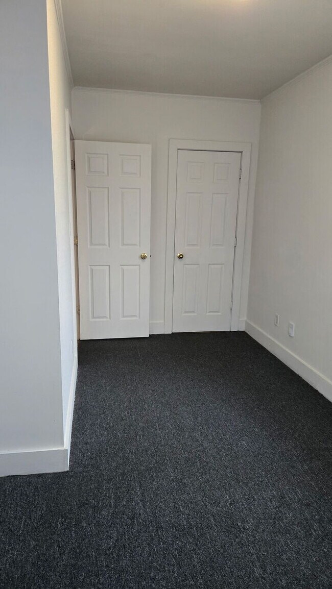 Building Photo - Comfortable, affordable, and ready to call home—this well-kept house is now available for rent.
