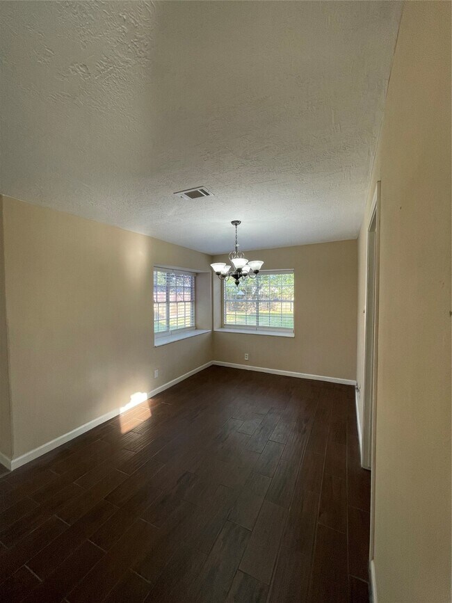 Building Photo - 4527 Geneva Dr