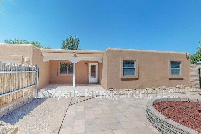 Building Photo - 501 Calle del la Angel