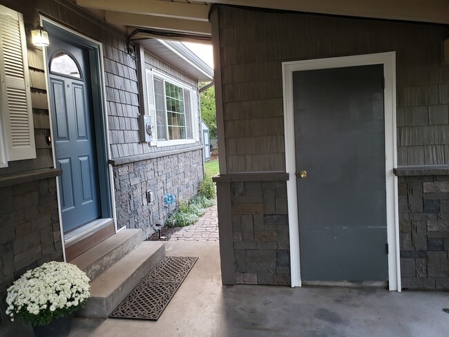 Building Photo - 3 bedroom 1 bath *****Great location!