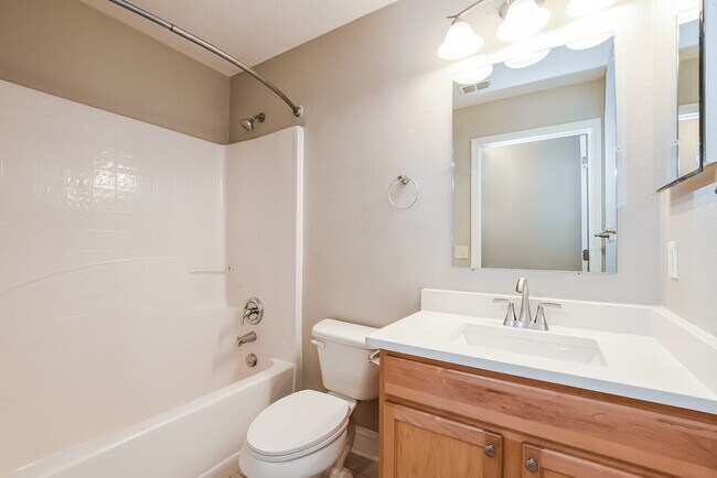 Building Photo - 2366 Tealwood Circle