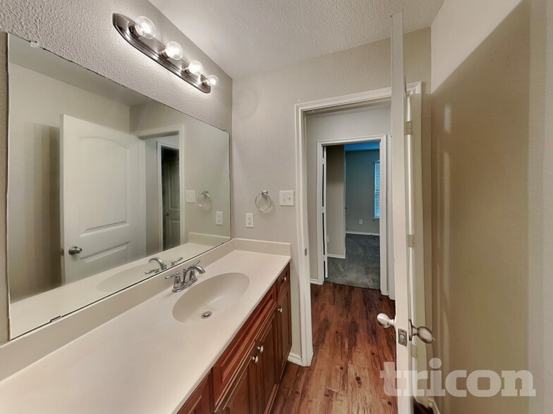 Building Photo - 3025 Iris Dr