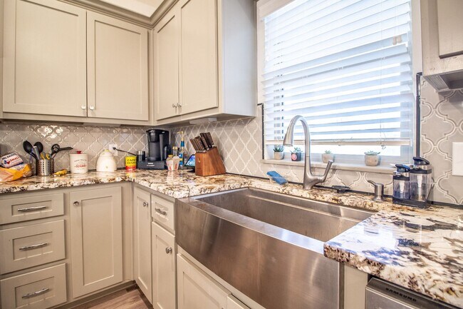 Building Photo - Pre-leasing for Fall!! 3/2/2 Luxury Home i...