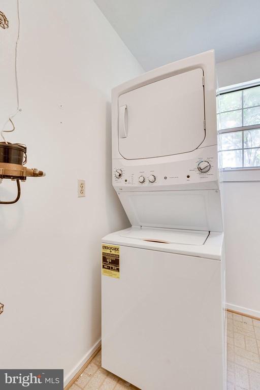 Building Photo - 2374 Hunters Square Ct