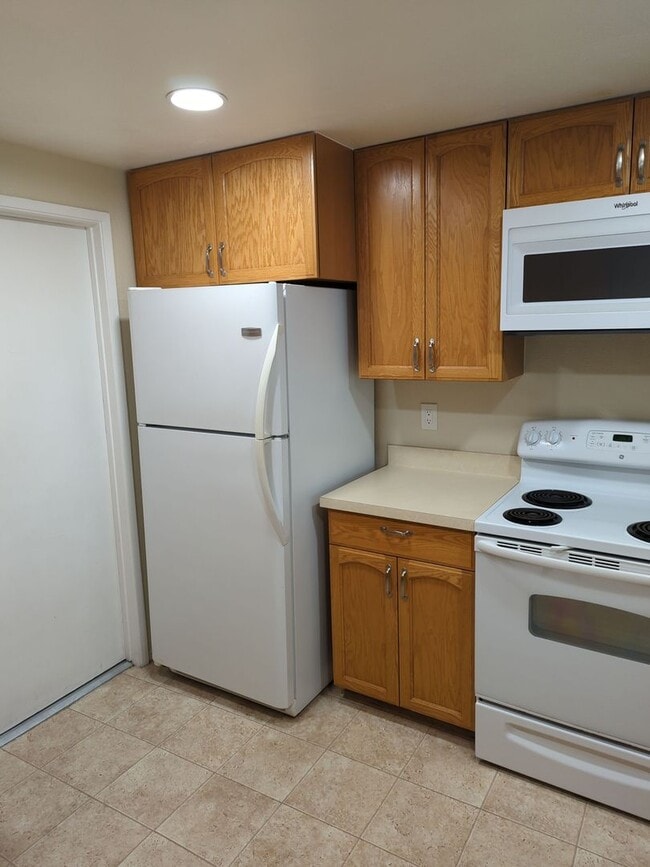 Building Photo - 2 Bed/2.5 Bath Townhouse w/2 Car Attached ...