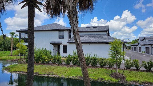 Building Photo - Annual UNfurnished luxury 3/2 ground floor...