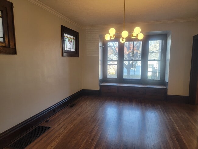 Building Photo - 701 1/2 E Columbus St