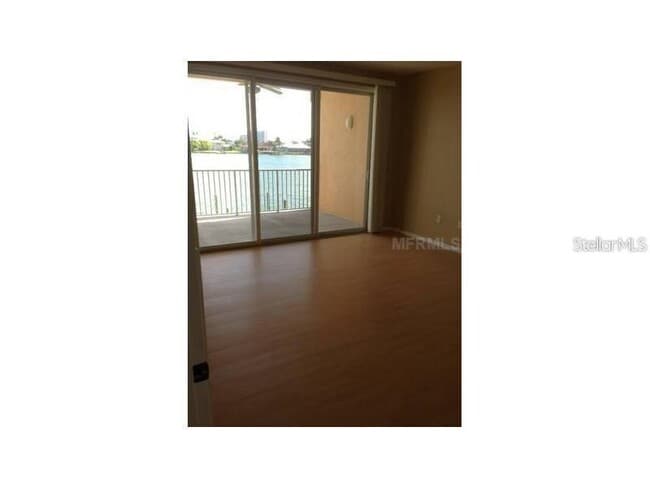 Building Photo - 692 Bayway Blvd