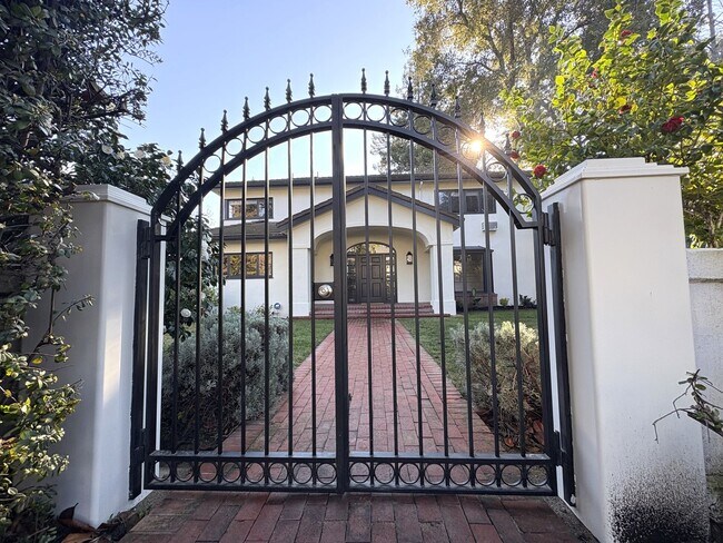 Building Photo - Beautiful Home in Crescent park, Palo Alto available now.