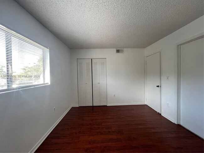 Building Photo - 407 Palm Cir E