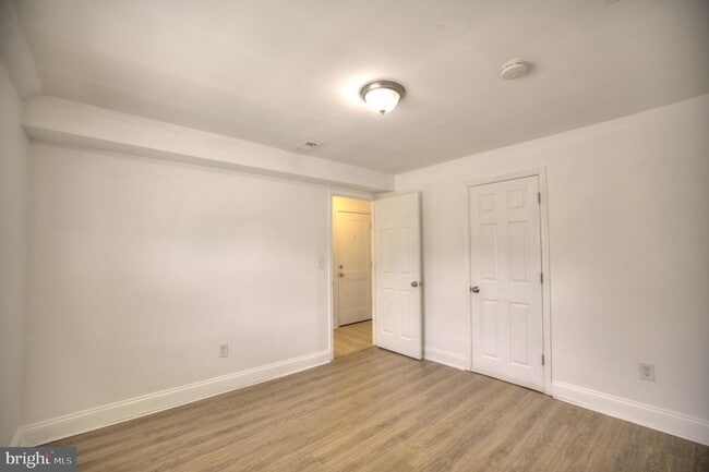 Building Photo - 1405 N Decker Ave
