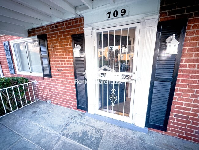 Building Photo - 709 Sheridan St