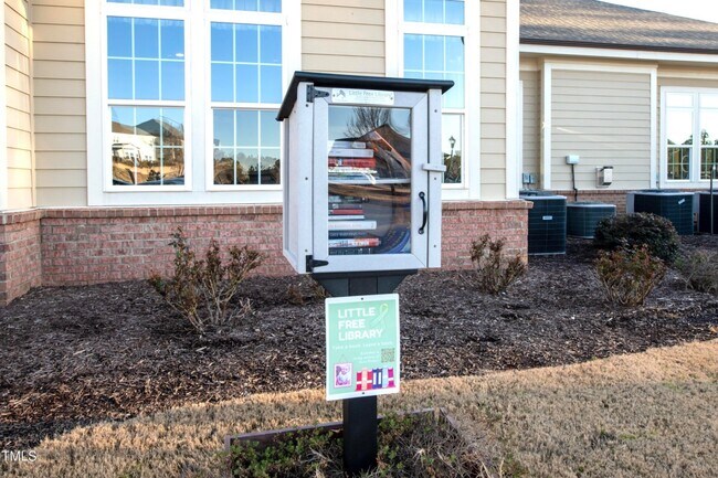 Building Photo - Single Family 4 Bedroom 3 Bathroom for Rent - Guest Bedroom Down