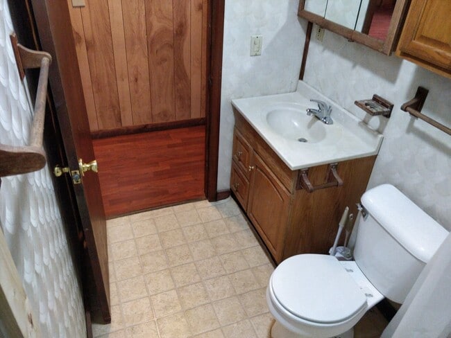 Building Photo - Comfortable living in this 3-bedroom, 1-bath home