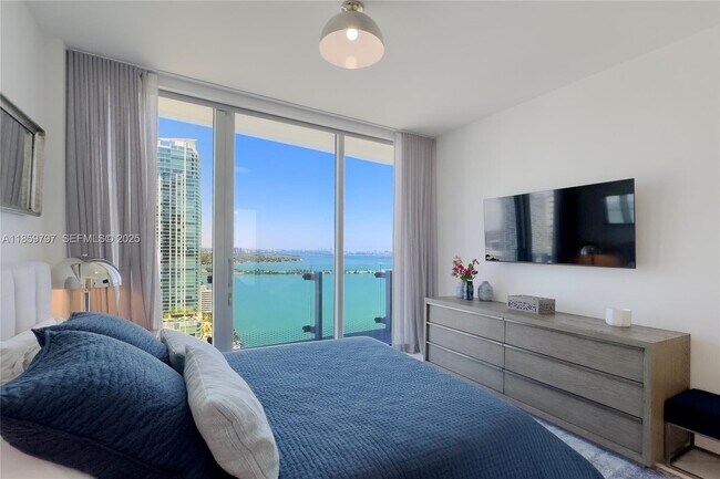 Building Photo - 700 NE 26th Terrace