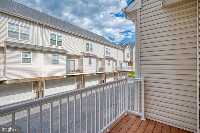 Building Photo - 557 Rhapsody Ct