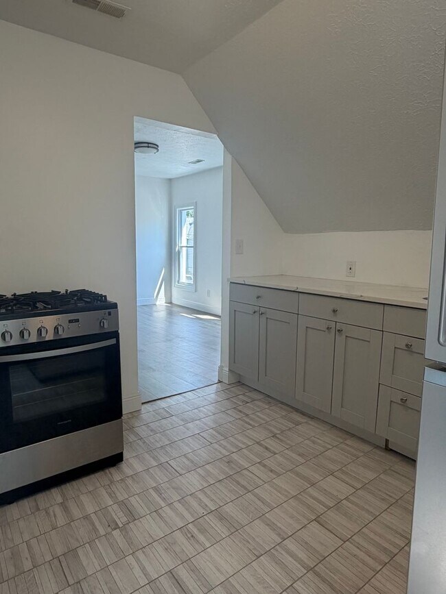 Building Photo - 1308 W 87th St