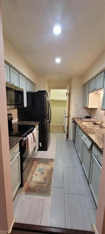 Building Photo - 9700 Leawood Blvd