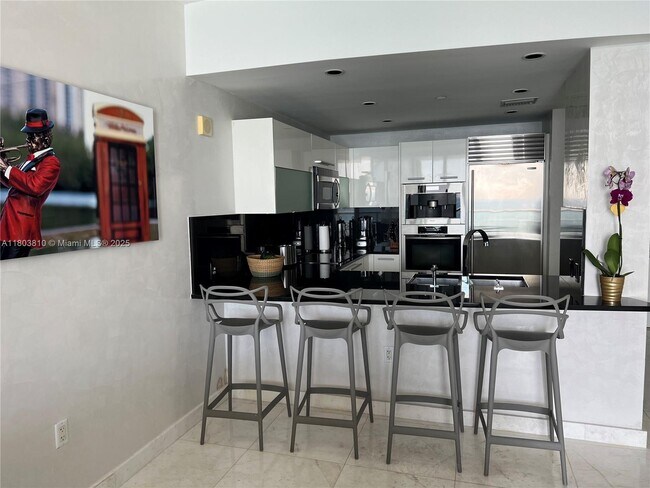 Building Photo - 17121 Collins Ave