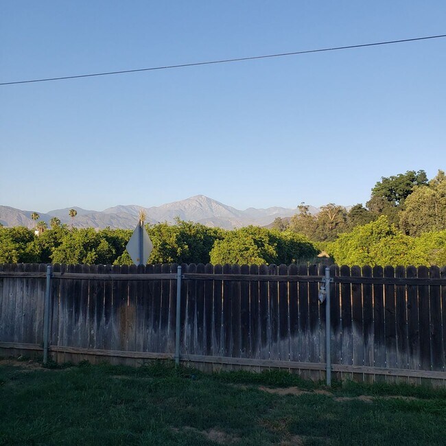 Building Photo - (((AVAILABLE))) REDLANDS 3bed 2 bath Must See!