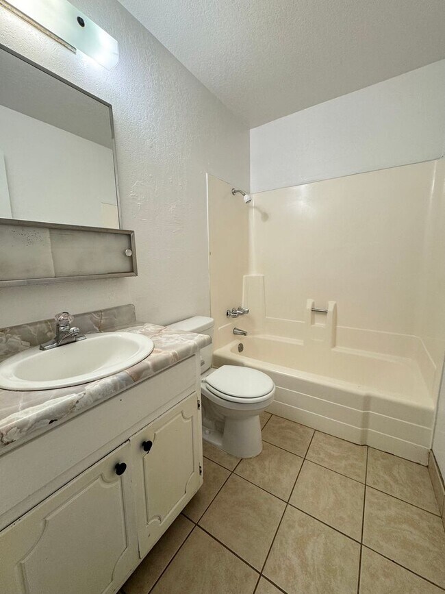 Building Photo - MO558