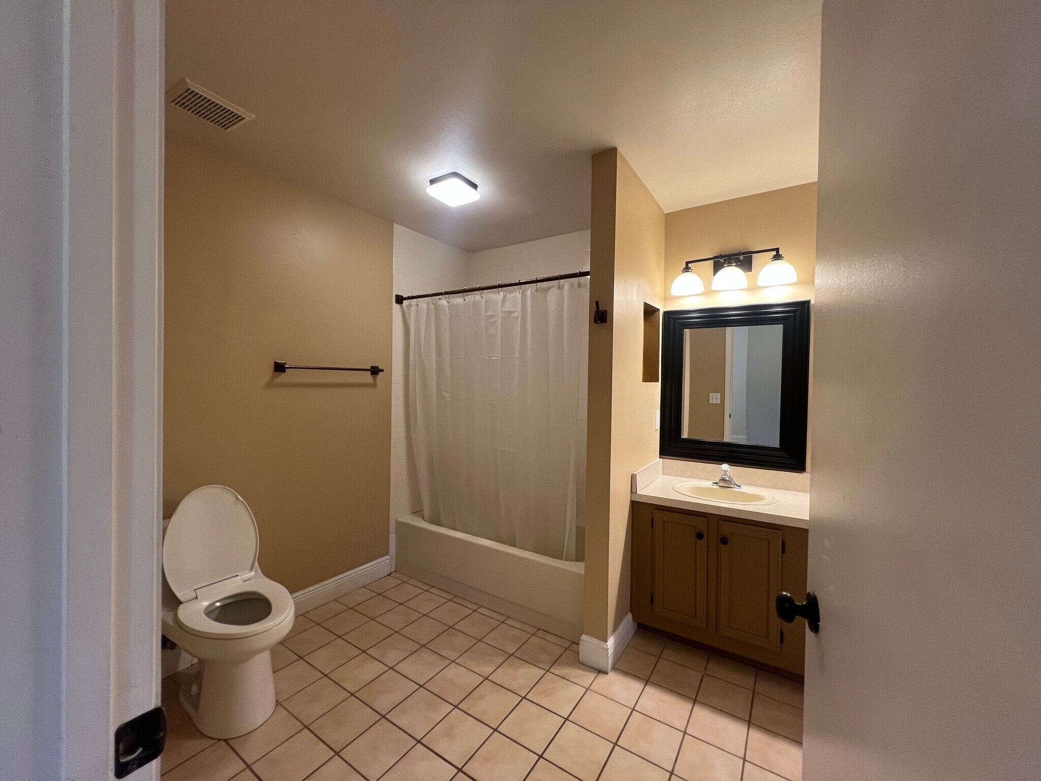 Building Photo - 755 Cove Way