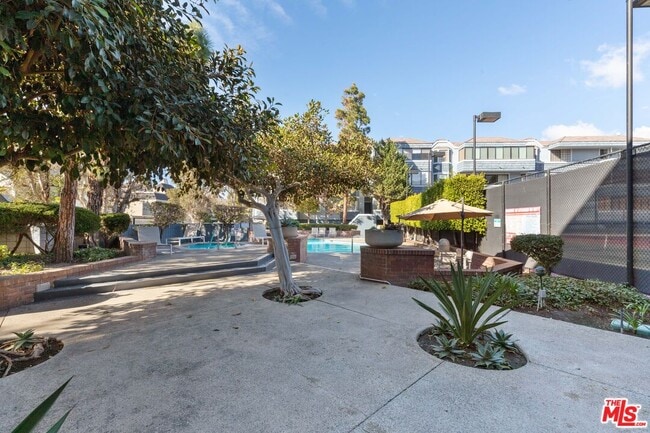 Building Photo - 310 Tahiti Way