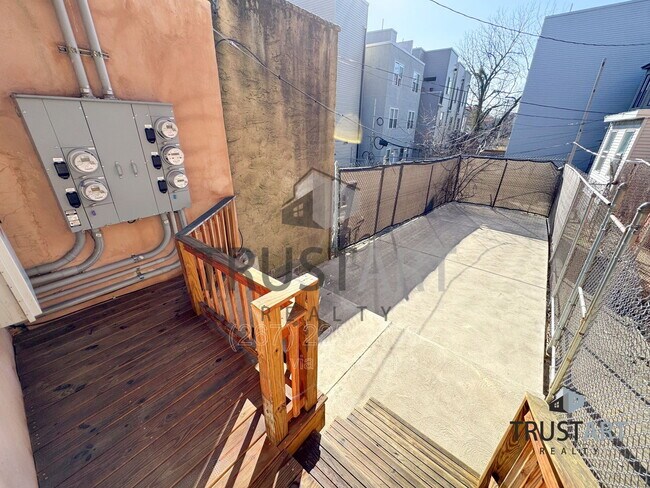 Building Photo - 910 N 41st St