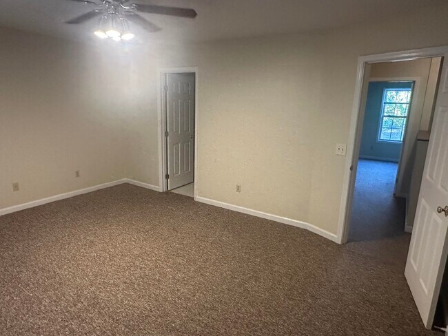 Building Photo - 2005 River Ridge Rd