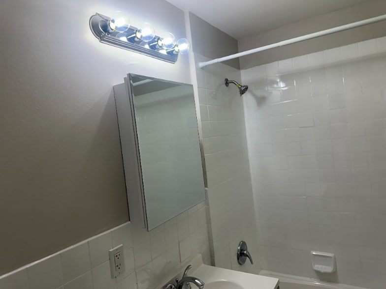 Building Photo - 67 Brinkerhoff St