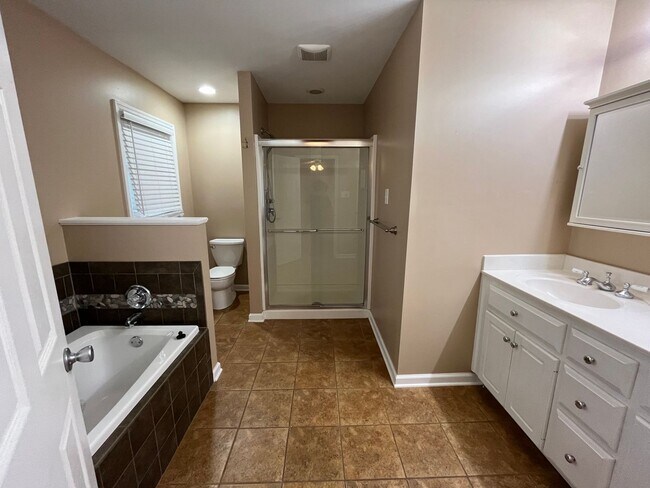 Building Photo - 2206 Briarcliff Dr