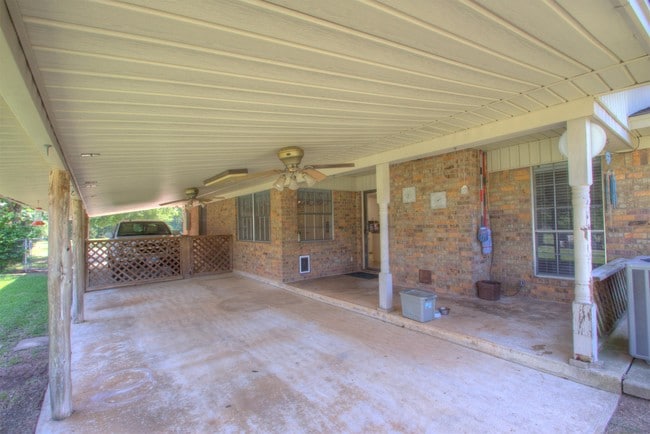 Building Photo - 303 Clements Rd